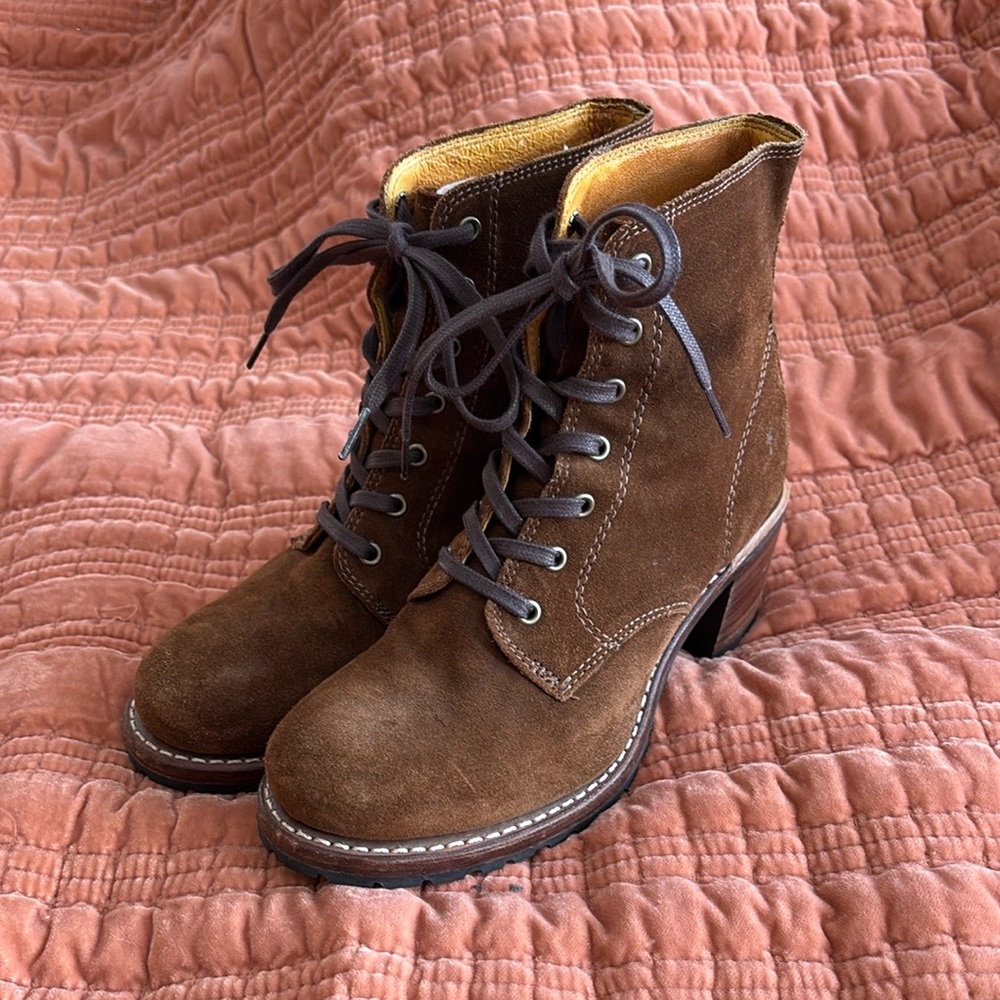 Frye Sabrina 6G Tan Suede/Leather Lace Up Wood Heeled Combat Moto Ankle Booties